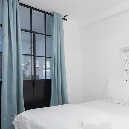 Grand Loft Industriel Avec Vue Cathedrale Centre